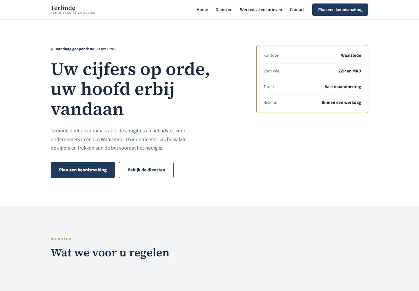 Voorbeeldontwerp voor een administratiekantoor: homepage met donkerblauwe koppen en een feitenkaart naast de introductie