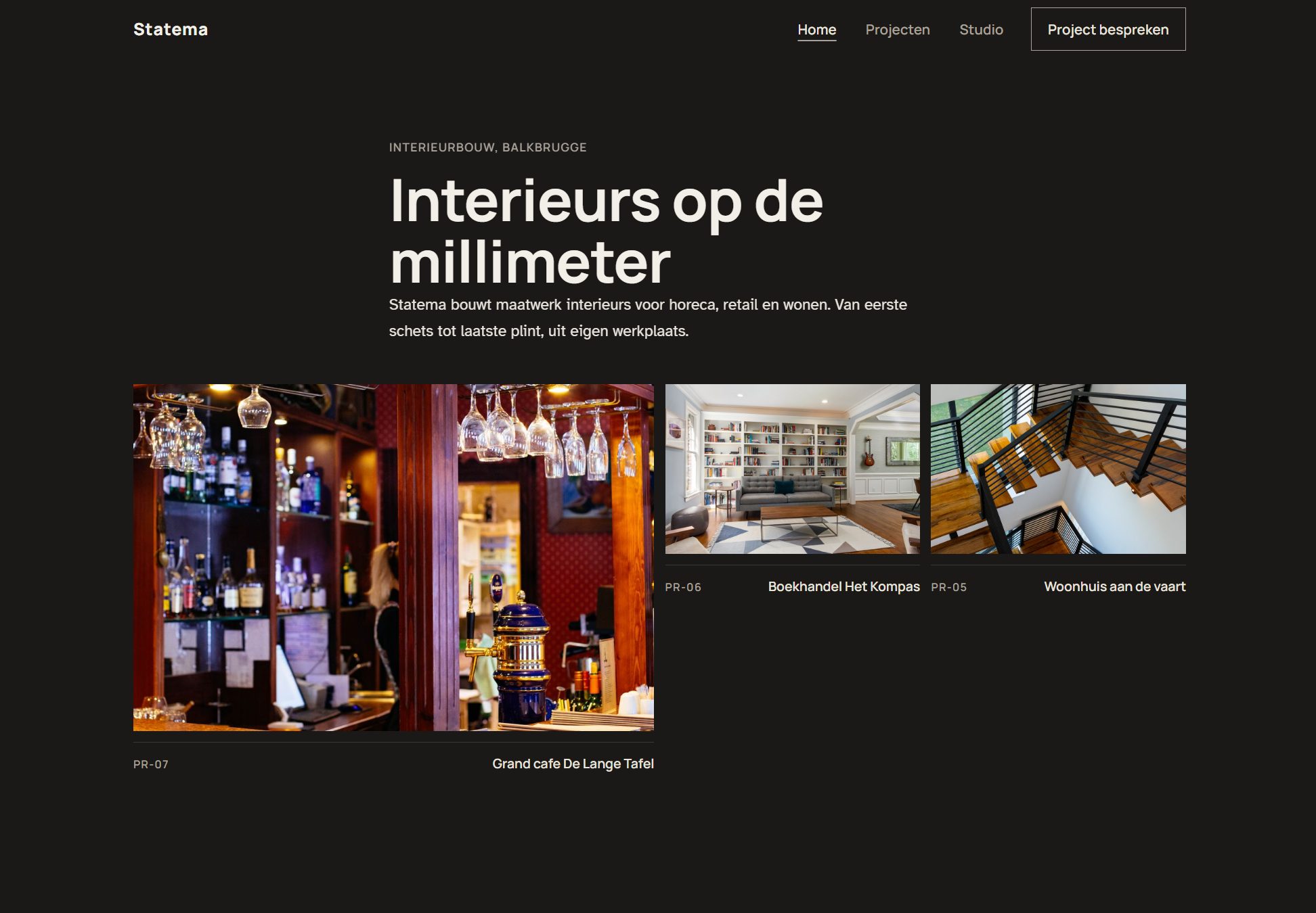 Voorbeeldontwerp voor een interieurbouwer: donkere galerie-homepage met de kop Interieurs op de millimeter en drie projectfoto's